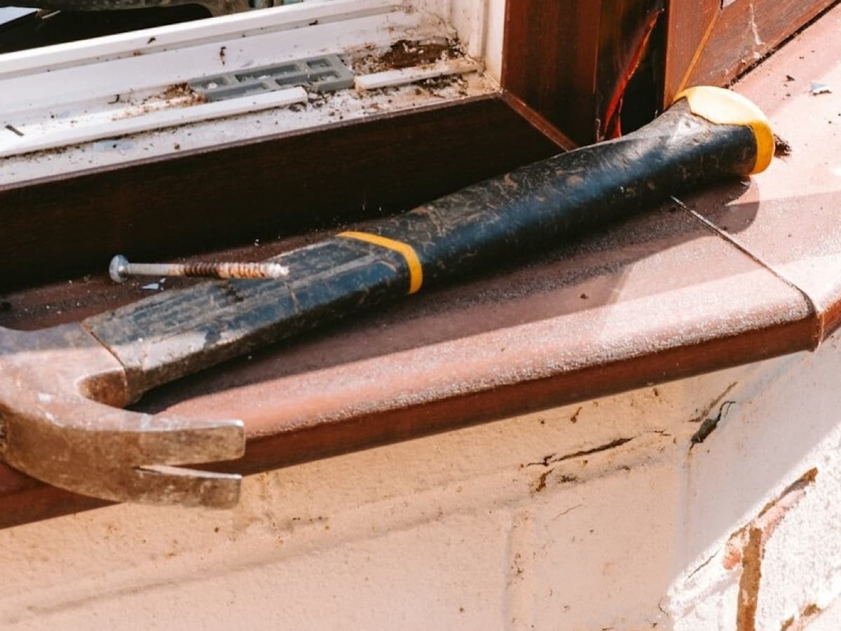 Neuer Fensterrahmen im Mauerwerksanschlag, an der Anschlussfuge ist ein Dichtband aufgeklebt